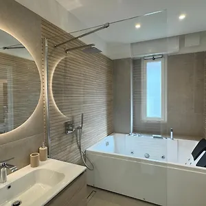 Casa Febo, In Centro Con Parcheggio Privato A 200 Mt Dal Mare Gasthof